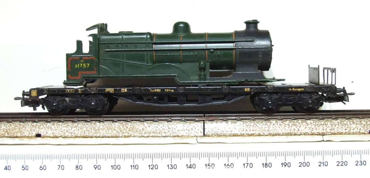 MARKLIN HO: Vintage DB Long Lowbed Wagon with Scrap Load in fair Un-boxed, Used condition (W/GR)
