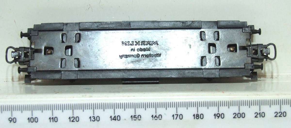 MARKLIN HO: Vintage Refrigerated Car Undercarriage in Fair Un-boxed, Used condition (W/GR)
