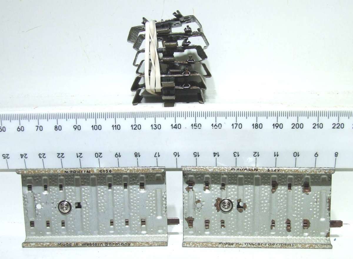 MARKLIN-M HO: 7pc 3-Rail Buffer Stops and Small Track Pieces in Fair Used Un-boxed Condition.(W-GR)