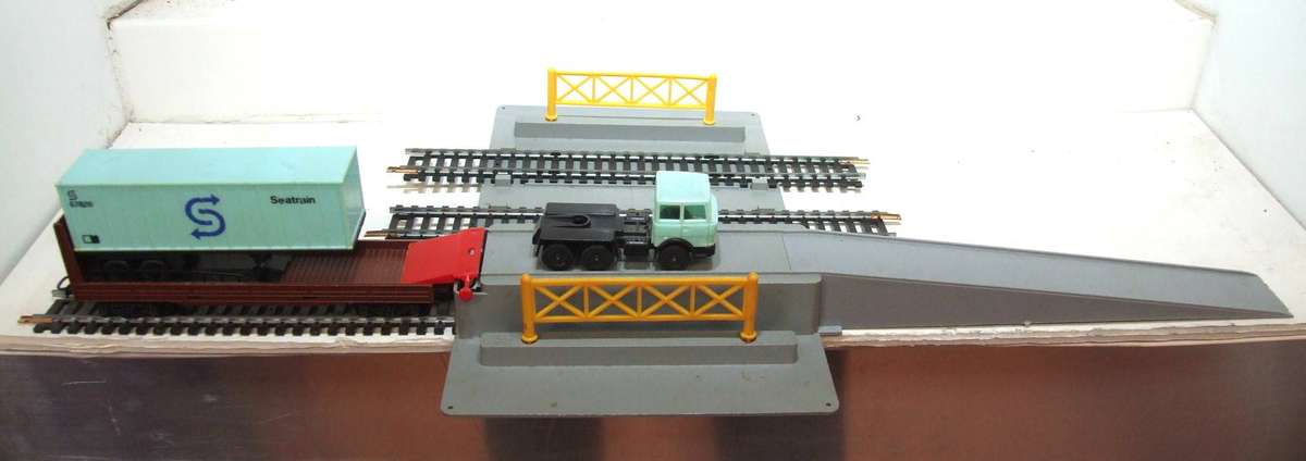 LIMA HO: European Container Truck Carrier Loading Dock in Good Un-Boxed Used Condition (Italy)
