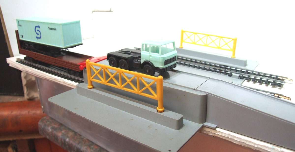 LIMA HO: European Container Truck Carrier Loading Dock in Good Un-Boxed Used Condition (Italy)
