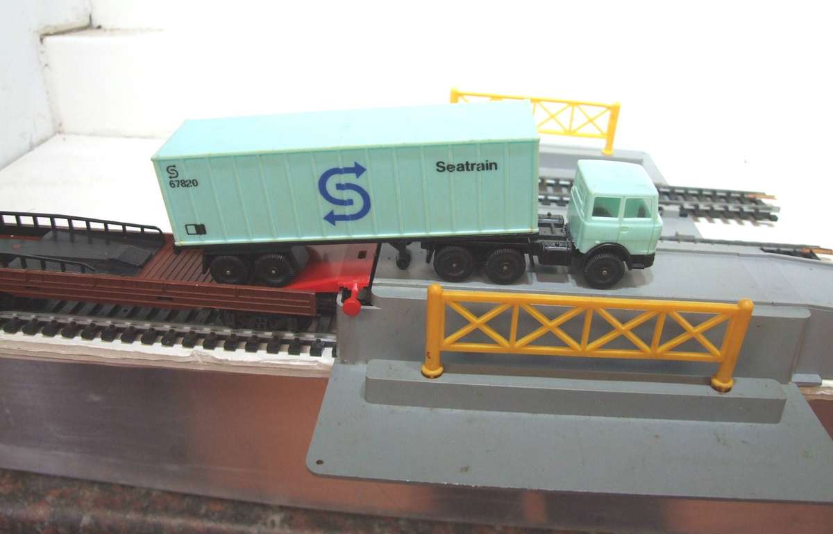 LIMA HO: European Container Truck Carrier Loading Dock in Good Un-Boxed Used Condition (Italy)