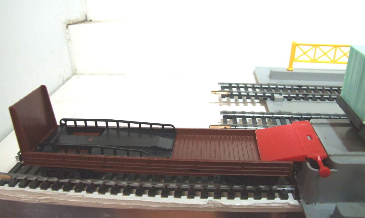 LIMA HO: European Container Truck Carrier Loading Dock in Good Un-Boxed Used Condition (Italy)