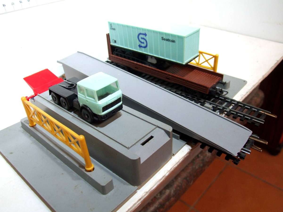 LIMA HO: European Container Truck Carrier Loading Dock in Good Un-Boxed Used Condition (Italy)