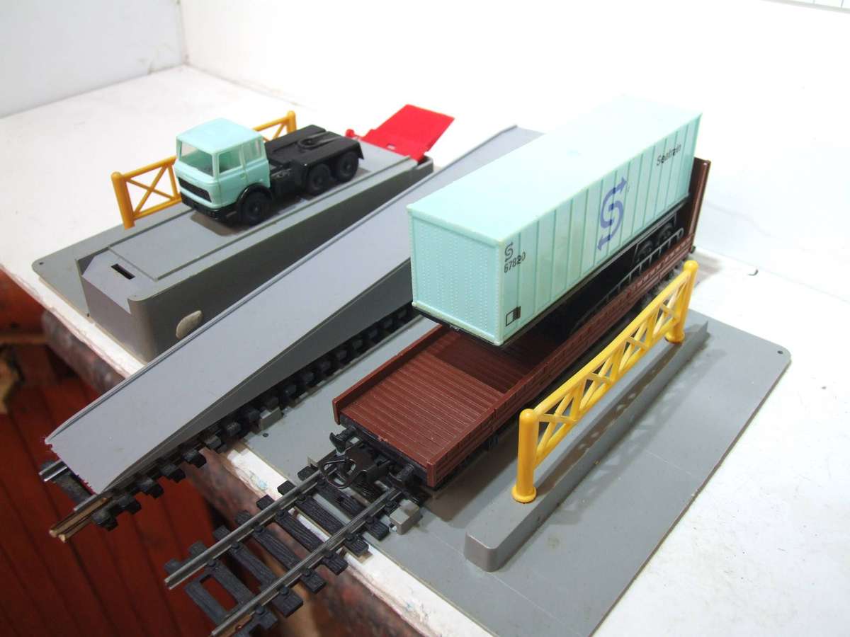 LIMA HO: European Container Truck Carrier Loading Dock in Good Un-Boxed Used Condition (Italy)