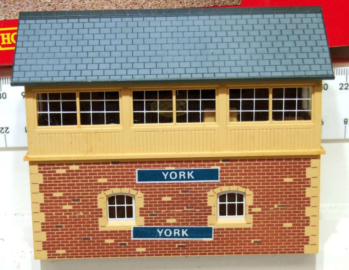 HORNBY OO: On Auction is this Signal Box Building in Good Boxed Used Condition.(GR)