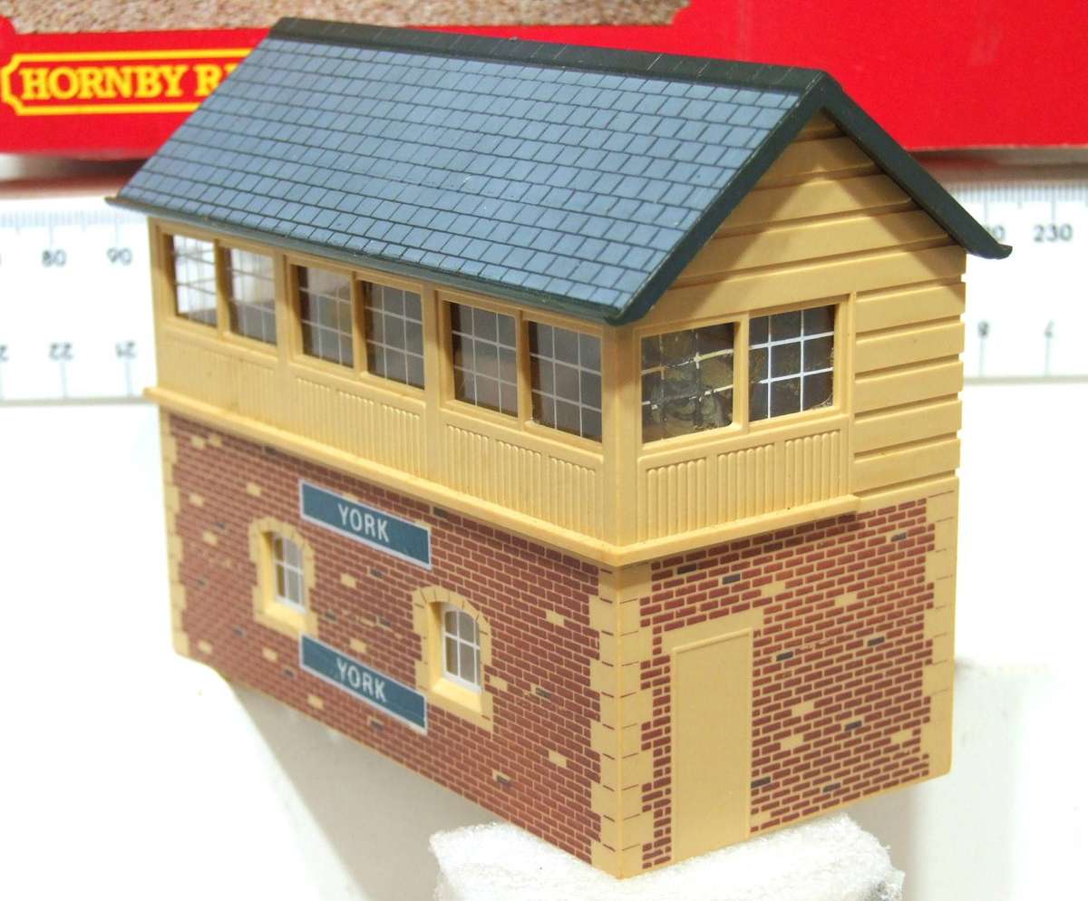 HORNBY OO: On Auction is this Signal Box Building in Good Boxed Used Condition.(GR)