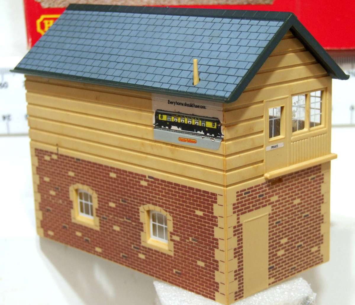 HORNBY OO: On Auction is this Signal Box Building in Good Boxed Used Condition.(GR)