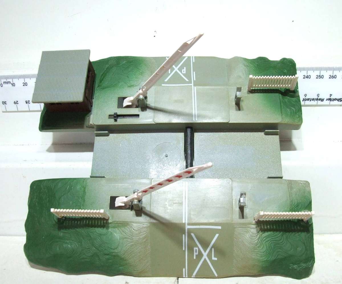 LIMA HO: On Auction is this Automated Rail Crossing in Good Boxed Condition.(Italy)