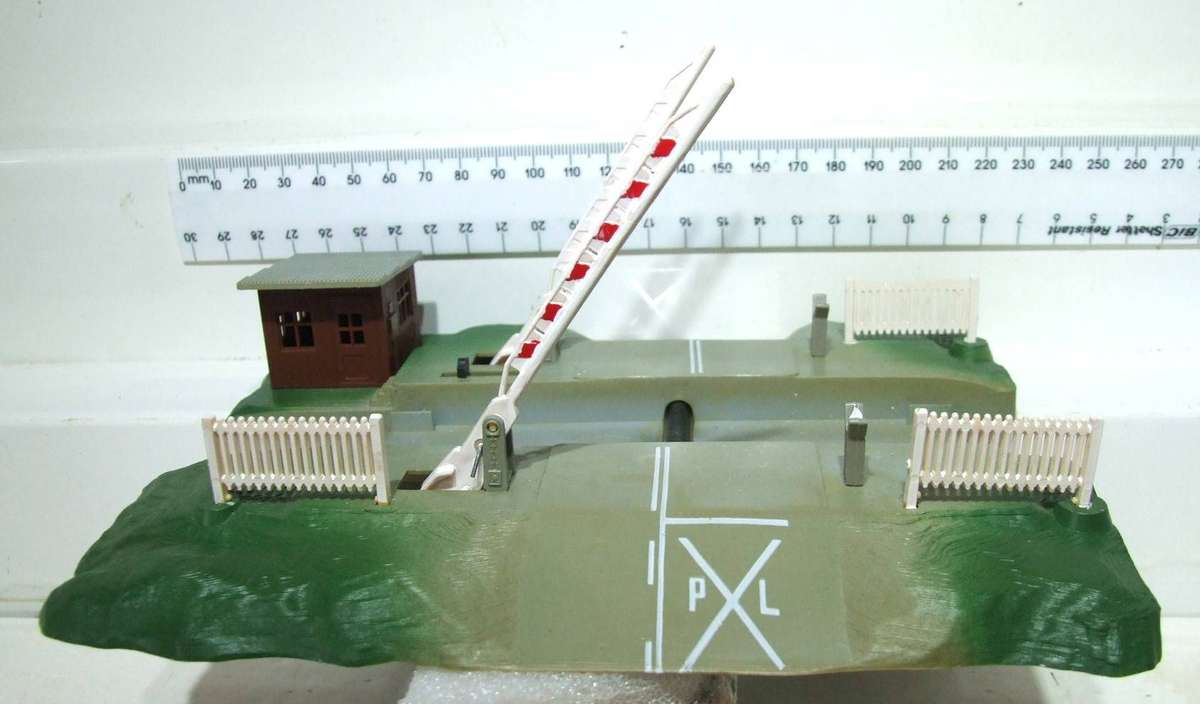 LIMA HO: On Auction is this Automated Rail Crossing in Good Boxed Condition.(Italy)