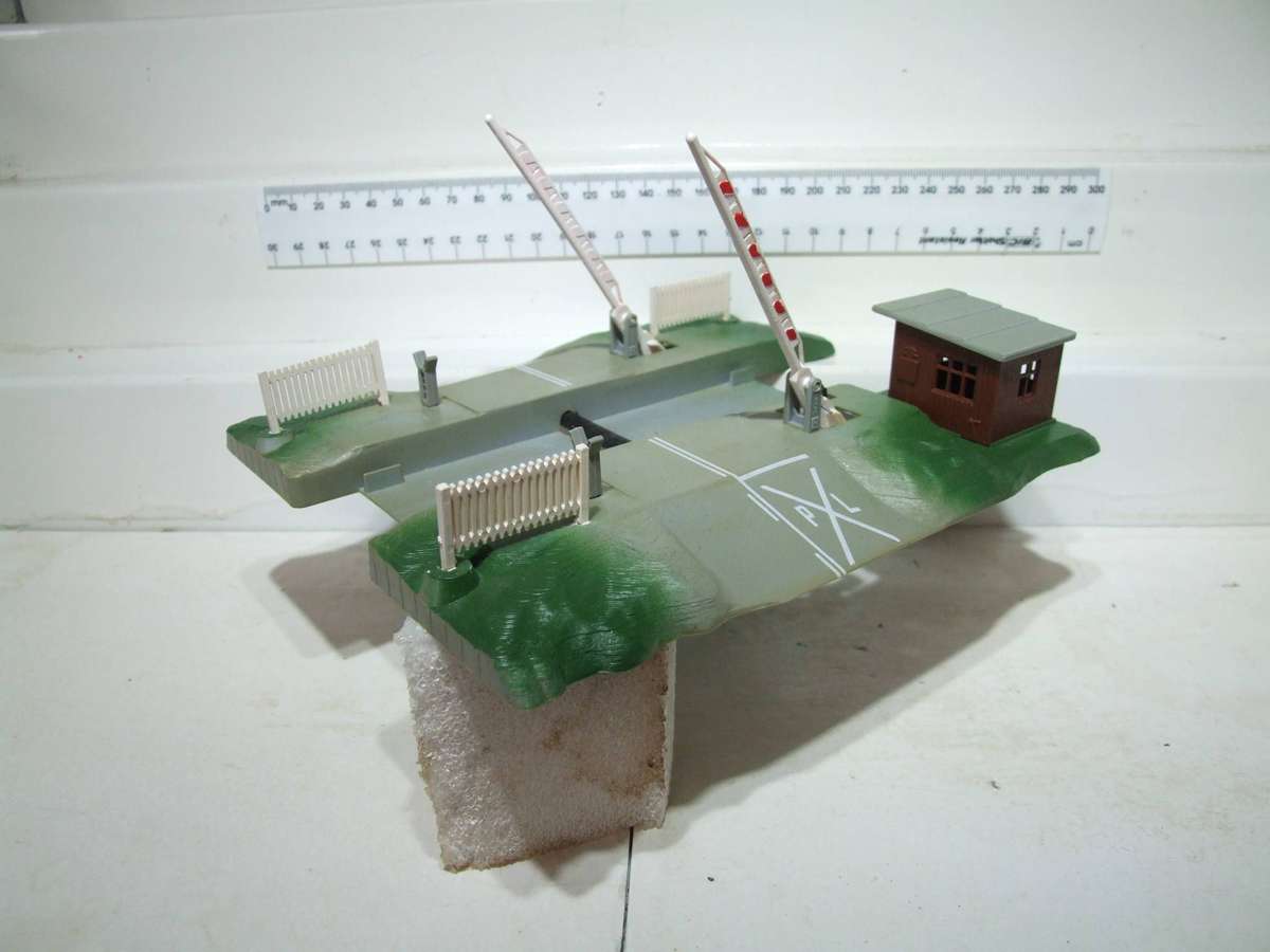 LIMA HO: On Auction is this Automated Rail Crossing in Good Boxed Condition.(Italy)