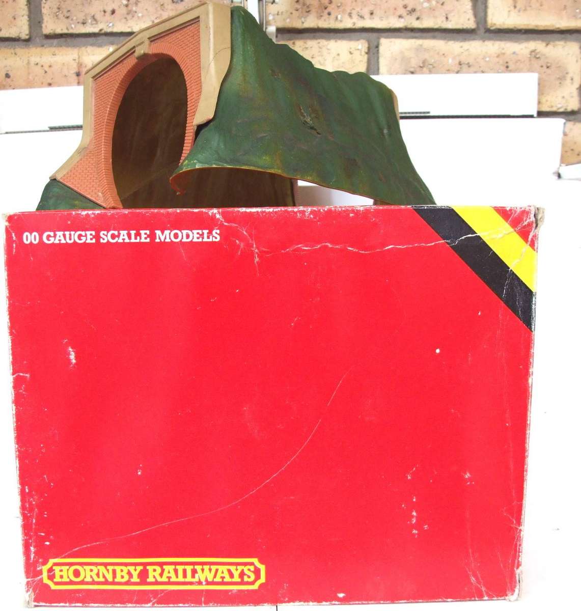 HORNBY OO: On Auction are these Two Plastic Tunnels in Good Boxed Used Condition.(GR)