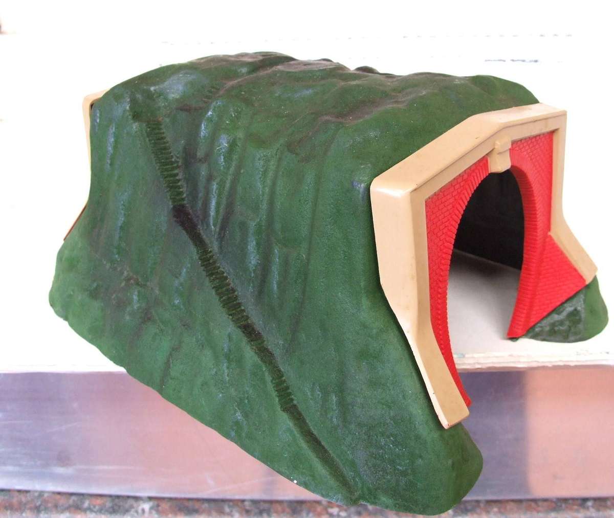 HORNBY OO: On Auction are these Two Plastic Tunnels in Good Boxed Used Condition.(GR)