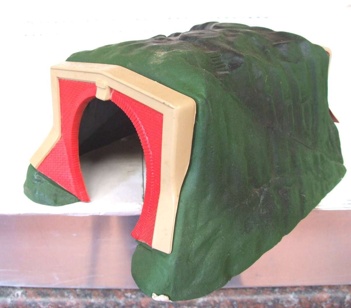 HORNBY OO: On Auction are these Two Plastic Tunnels in Good Boxed Used Condition.(GR)