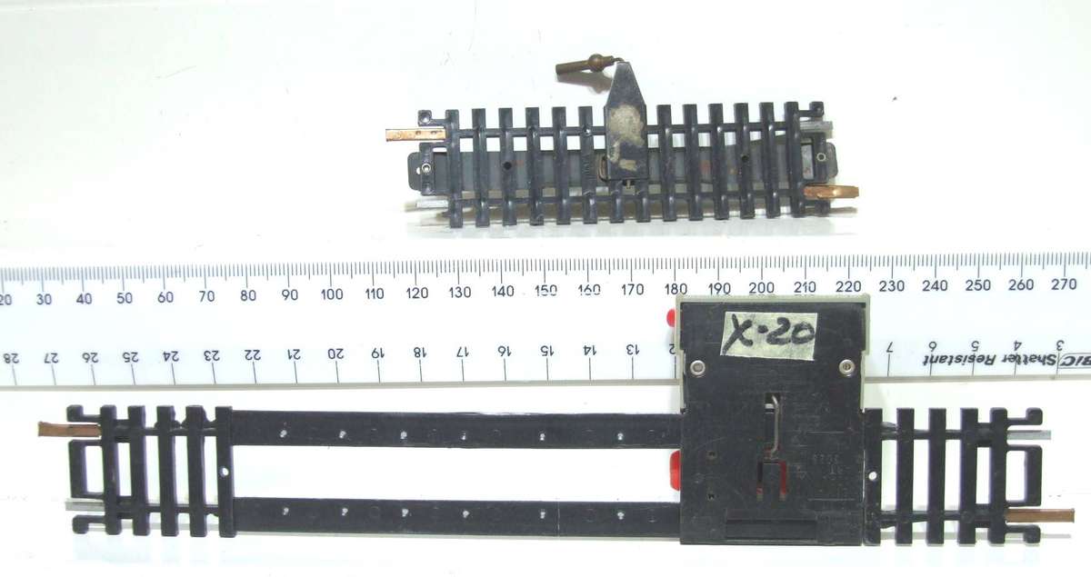 LIMA HO: 2pc Steel Uncoupling Tracks in Fair Used un-boxed condition(Italy).
