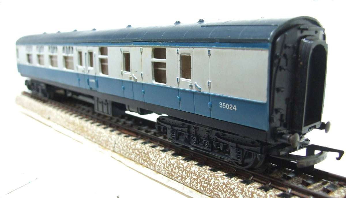 TRI-Ang OO: Vintage Passenger/Guards Coach in Fair Un-Boxed, Used Condition (England)