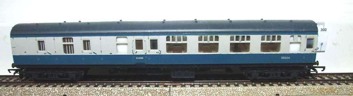 TRI-Ang OO: Vintage Passenger/Guards Coach in Fair Un-Boxed, Used Condition (England)