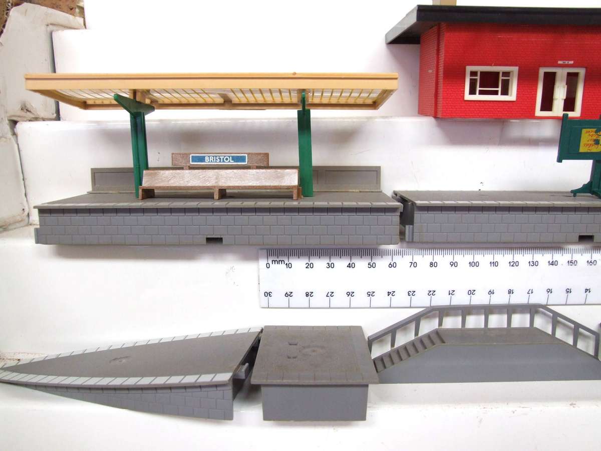HORNBY OO:  On Auction is this Plastic Station Platform in Very Good, Boxed Condition.(England)