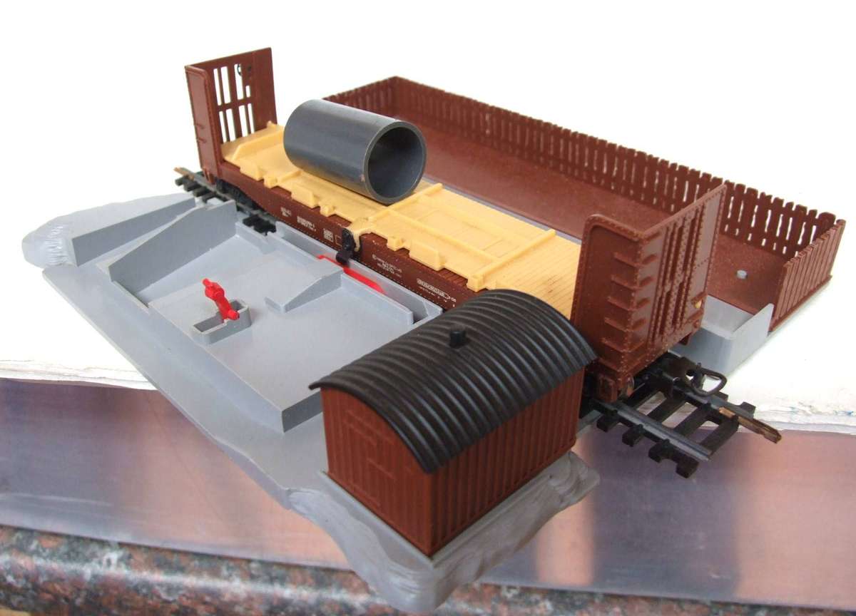 LIMA HO: On Auction is this Pipe Unloader Platform with Wagon in Good Un-Boxed Condition.(Italy)