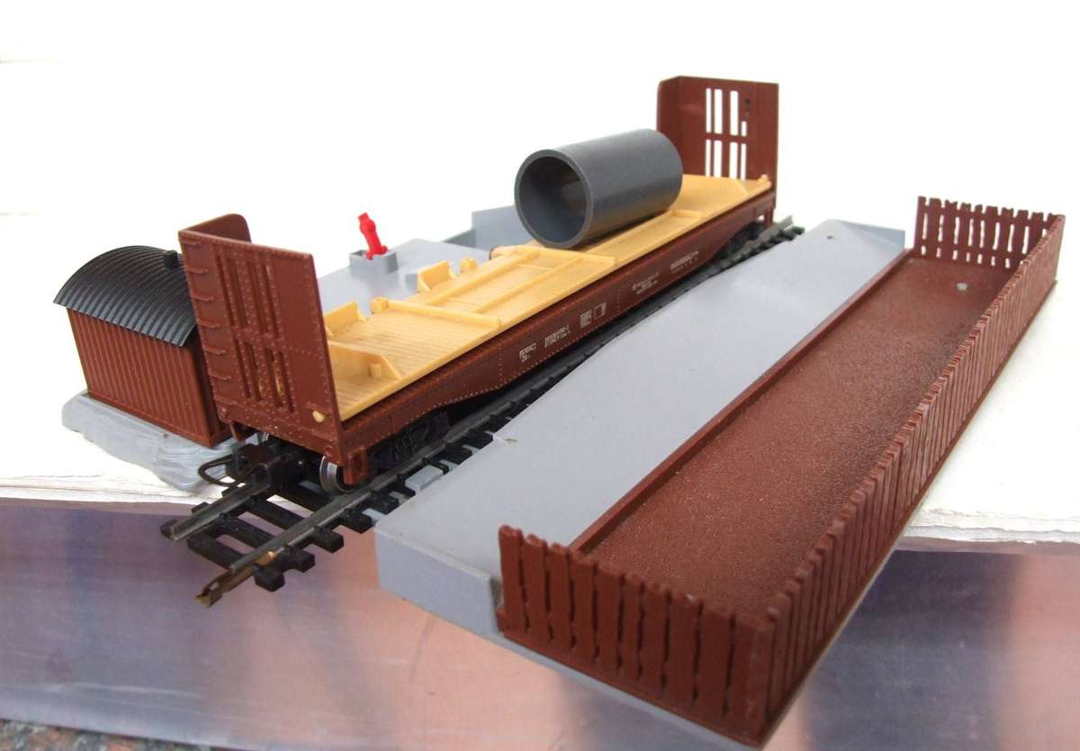 LIMA HO: On Auction is this Pipe Unloader Platform with Wagon in Good Un-Boxed Condition.(Italy)