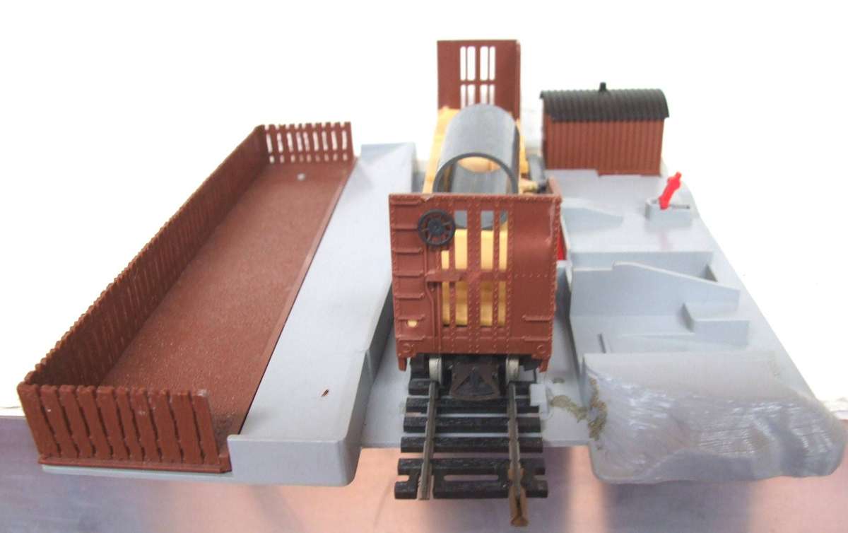 LIMA HO: On Auction is this Pipe Unloader Platform with Wagon in Good Un-Boxed Condition.(Italy)