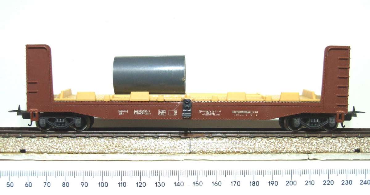 LIMA HO: On Auction is this Pipe Unloader Platform with Wagon in Good Un-Boxed Condition.(Italy)