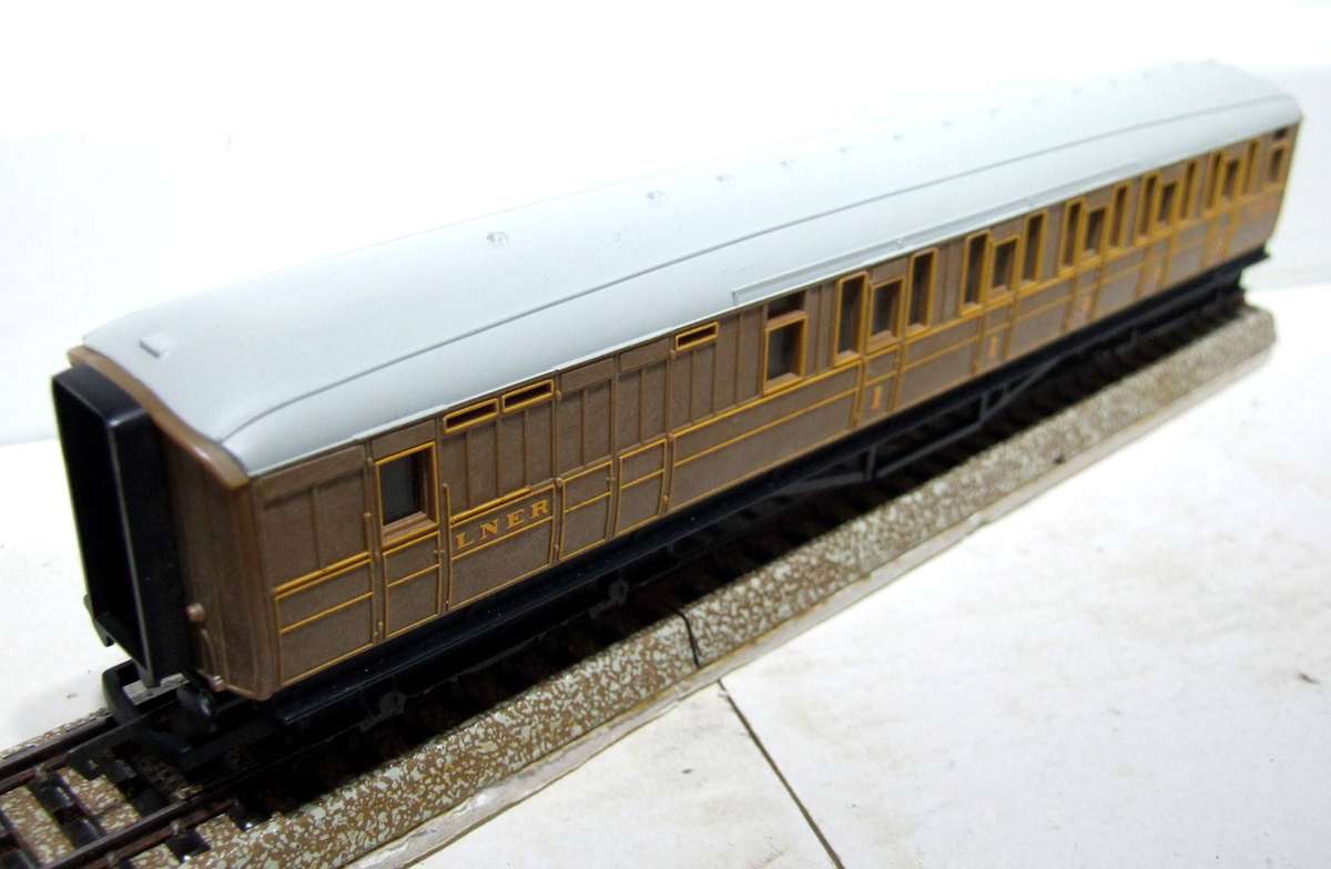 HORNBY OO: LNER Composite Coach in Ver Good Un-Boxed Condition