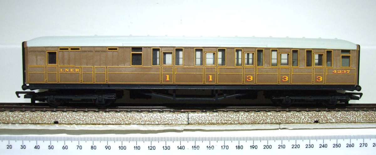 HORNBY OO: LNER Composite Coach in Ver Good Un-Boxed Condition