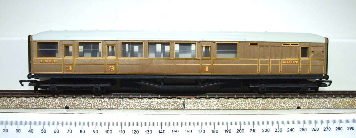 HORNBY OO: LNER Composite Coach in Ver Good Un-Boxed Condition