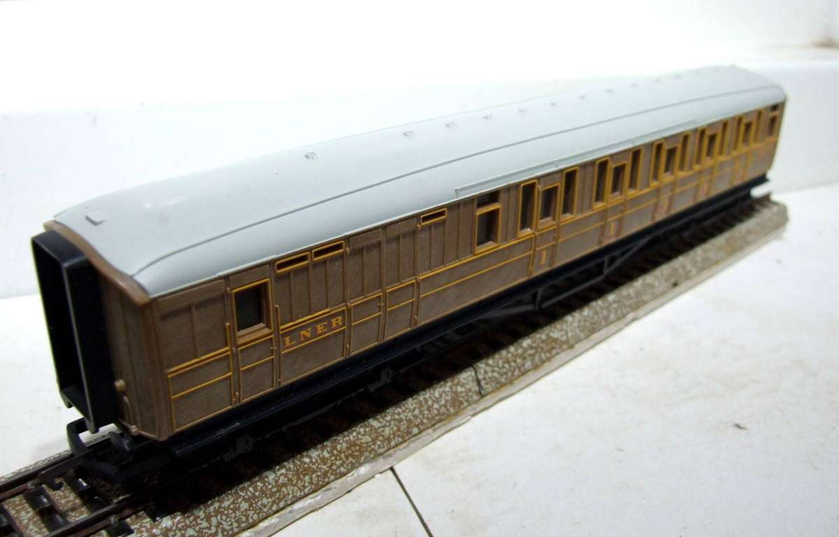 HORNBY OO: LNER Composite Coach in Ver Good Un-Boxed Condition