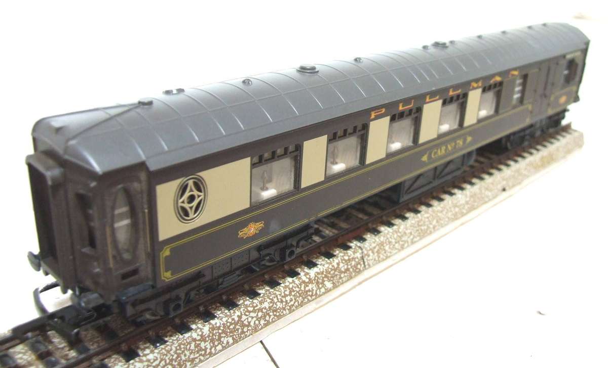 HORNBY OO: Vintage Upmarket Pullman Passenger Coach in Good Un-Boxed, Used Condition (England)