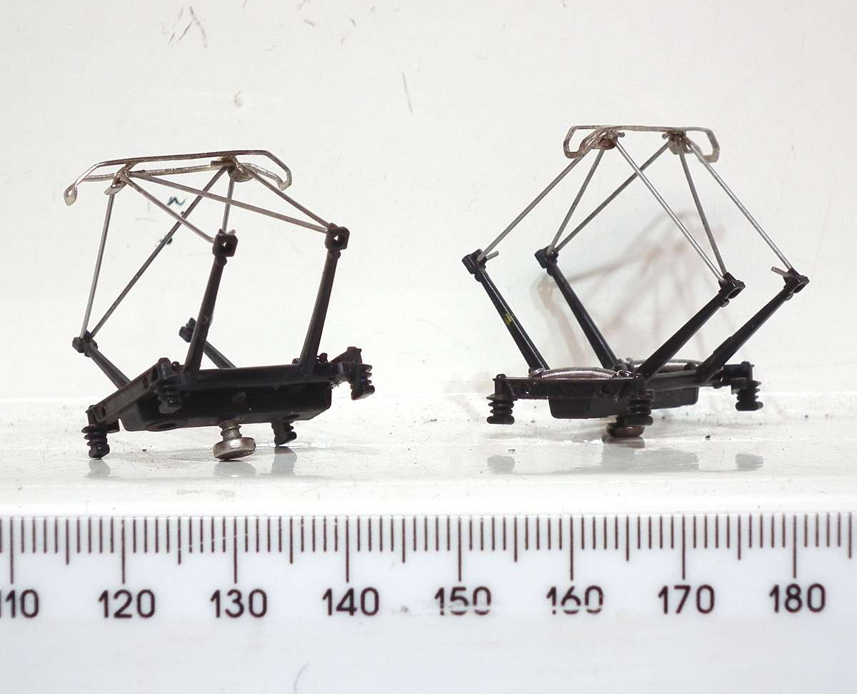 LIMA HO: 1pr SAR E5 Locomotive Pantographs  in Good condition(with Springs) for Parts.(Italy)