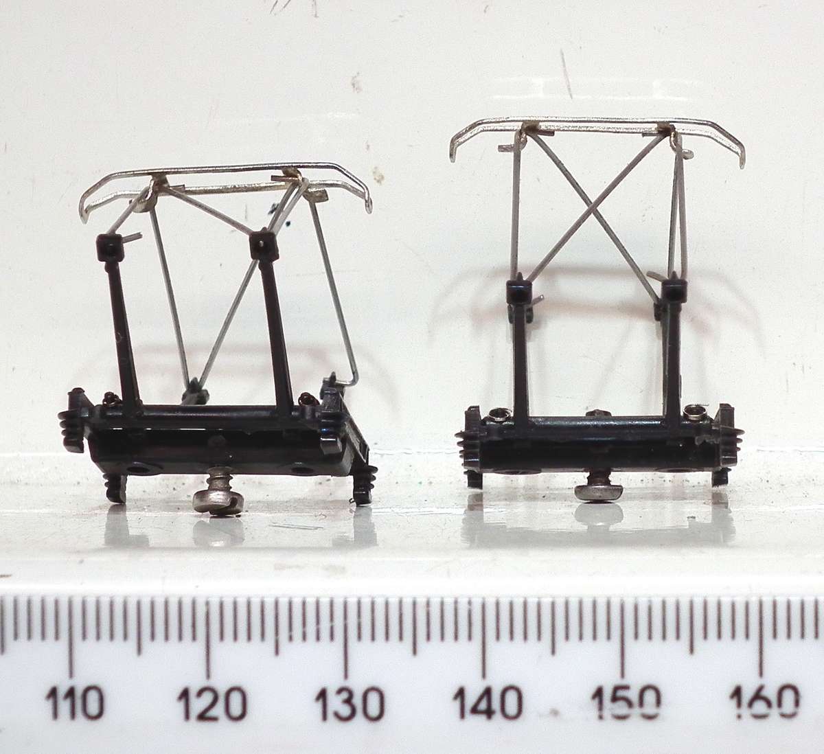 LIMA HO: 1pr SAR E5 Locomotive Pantographs  in Good condition(with Springs) for Parts.(Italy)