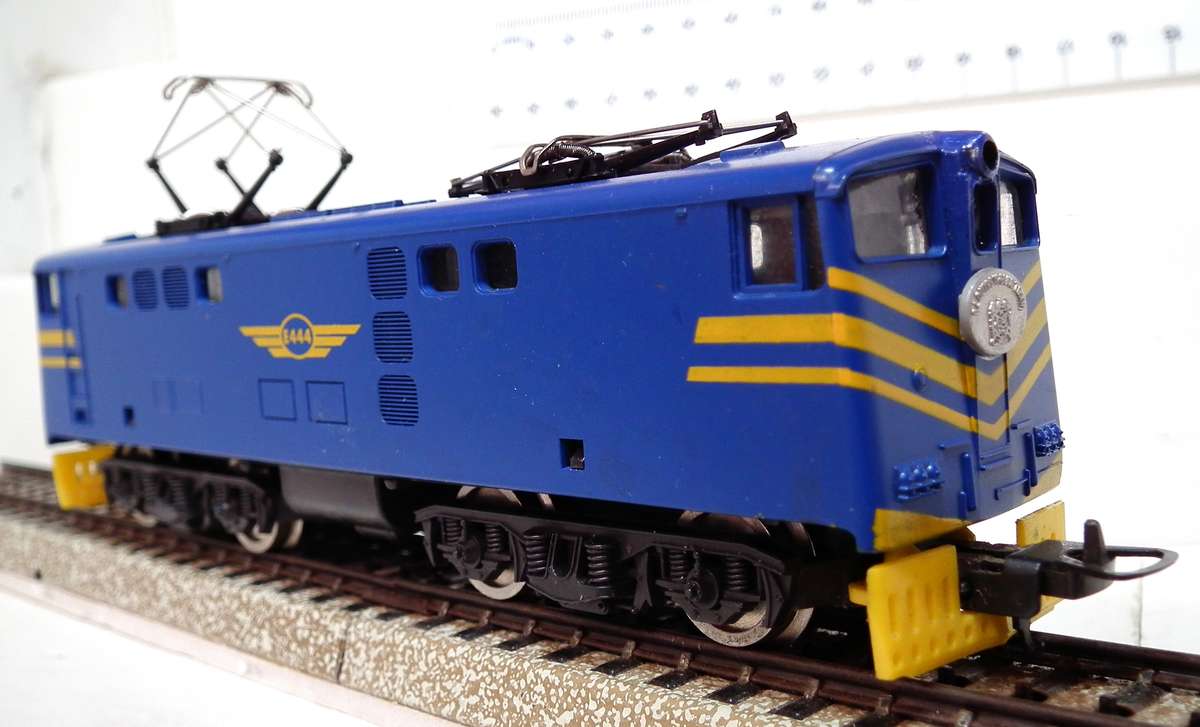 LIMA HO:  SAR `Blue Train` E5 Dummy Loco with Lights  in Good Un-Boxed Operational condition.(Italy)
