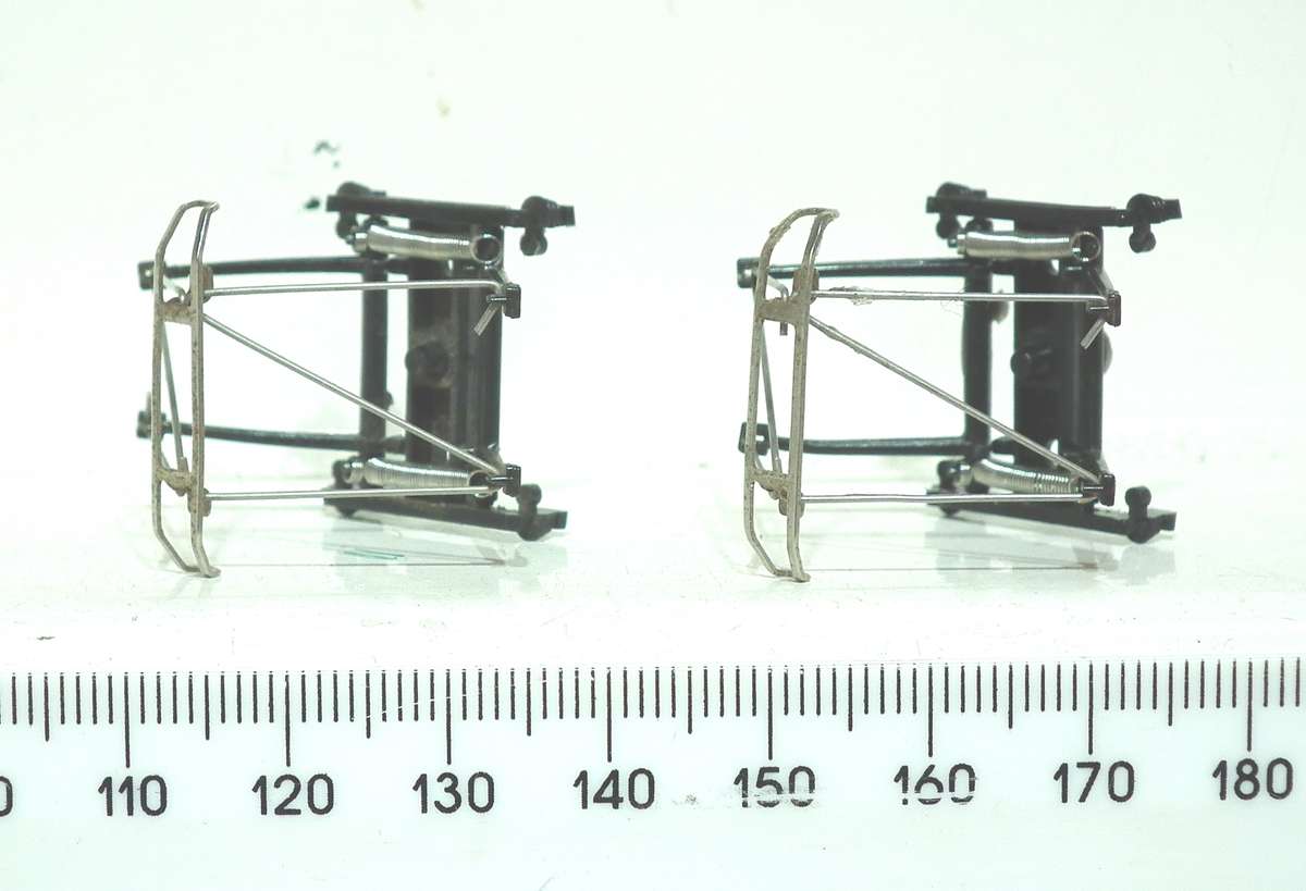 LIMA HO: 1pr SAR E5 Locomotive Pantographs  in Good condition(with Springs) for Parts.(Italy)