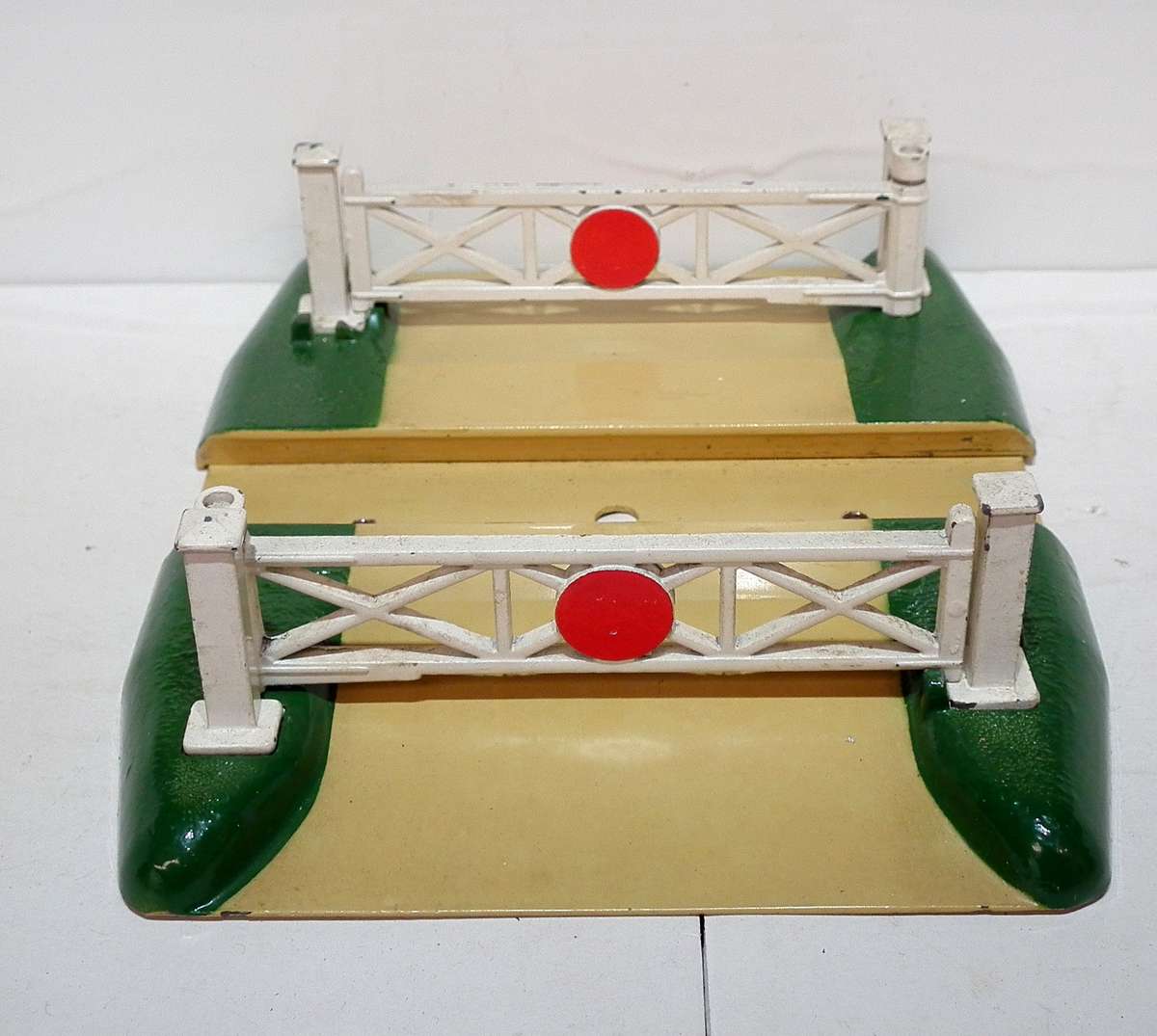 HORNBY OO: Vintage English All Metal Road Crossing in Like New Un-Boxed condition(England)