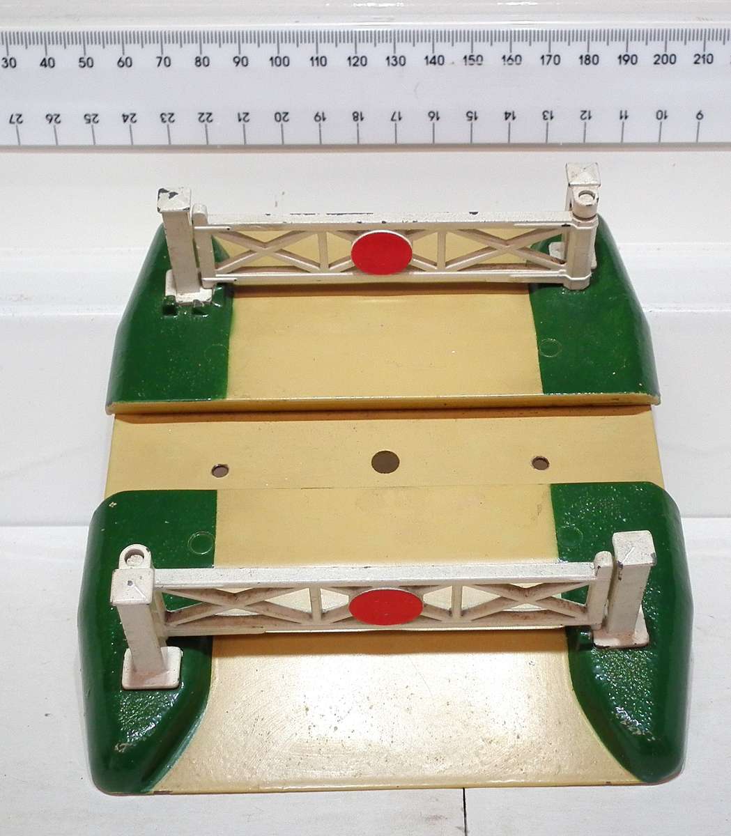 HORNBY OO: Vintage English All Metal Road Crossing in Like New Un-Boxed condition(England)
