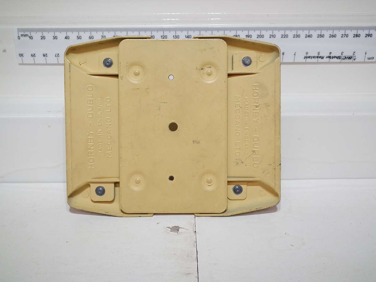 HORNBY OO: Vintage English All Metal Road Crossing in Like New Un-Boxed condition(England)