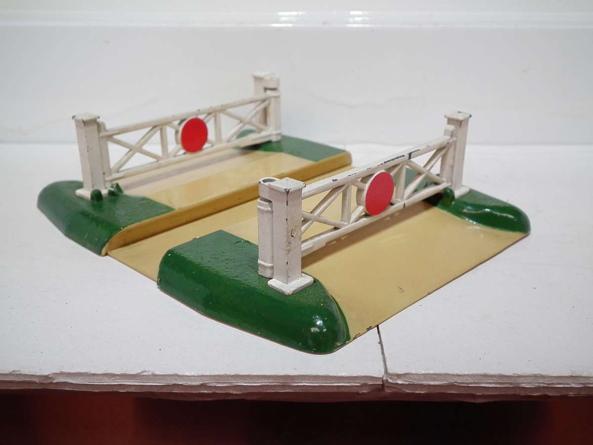 HORNBY OO: Vintage English All Metal Road Crossing in Like New Un-Boxed condition(England)