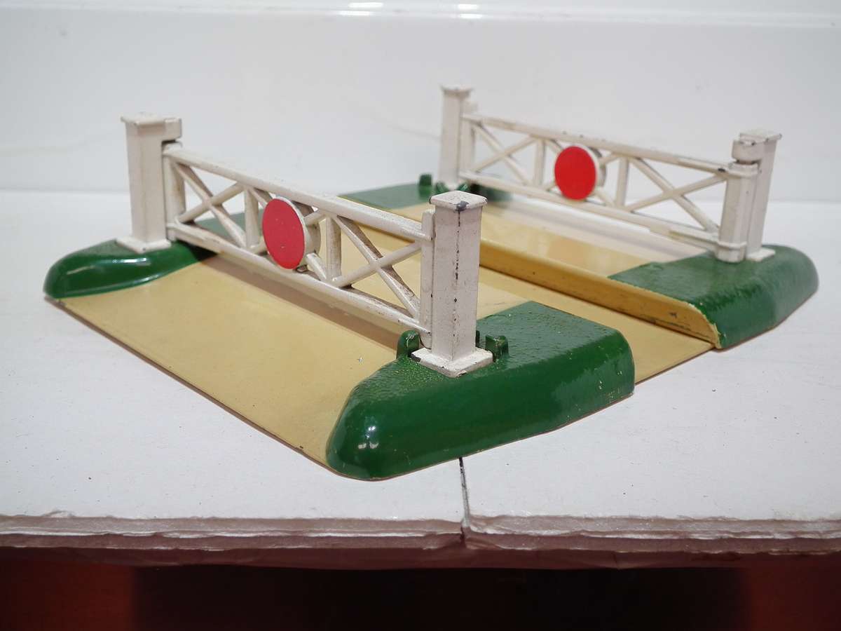 HORNBY OO: Vintage English All Metal Road Crossing in Like New Un-Boxed condition(England)
