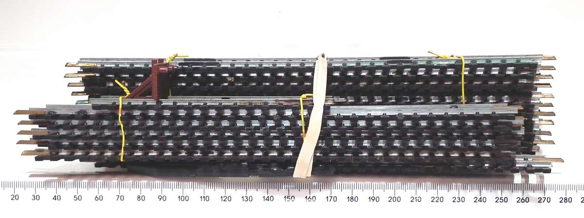 LIMA HO:  22pc Oval Metal Track with Turnout and Buffer Stop in Good Used Condition.(Italy)