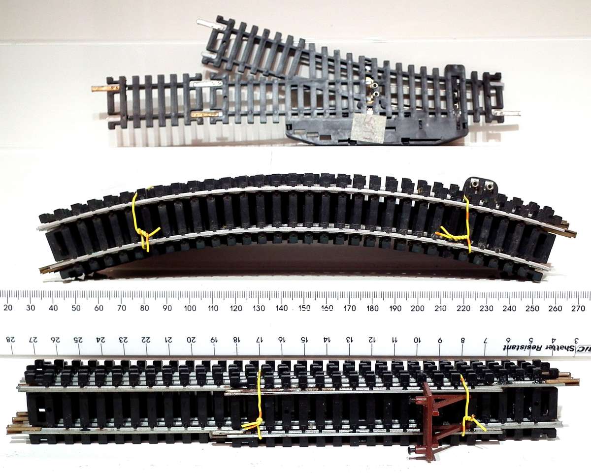 LIMA HO:  22pc Oval Metal Track with Turnout and Buffer Stop in Good Used Condition.(Italy)