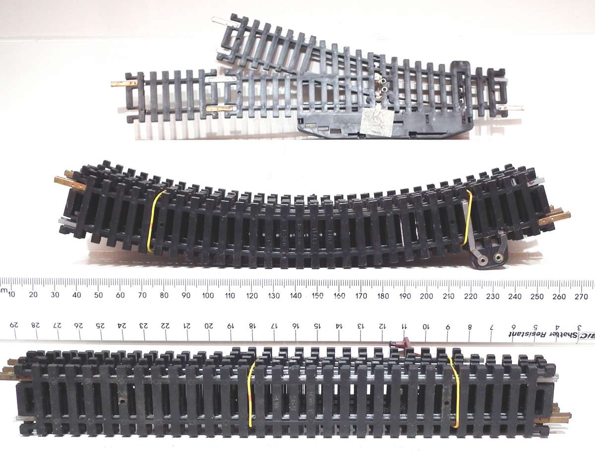 LIMA HO:  22pc Oval Metal Track with Turnout and Buffer Stop in Good Used Condition.(Italy)