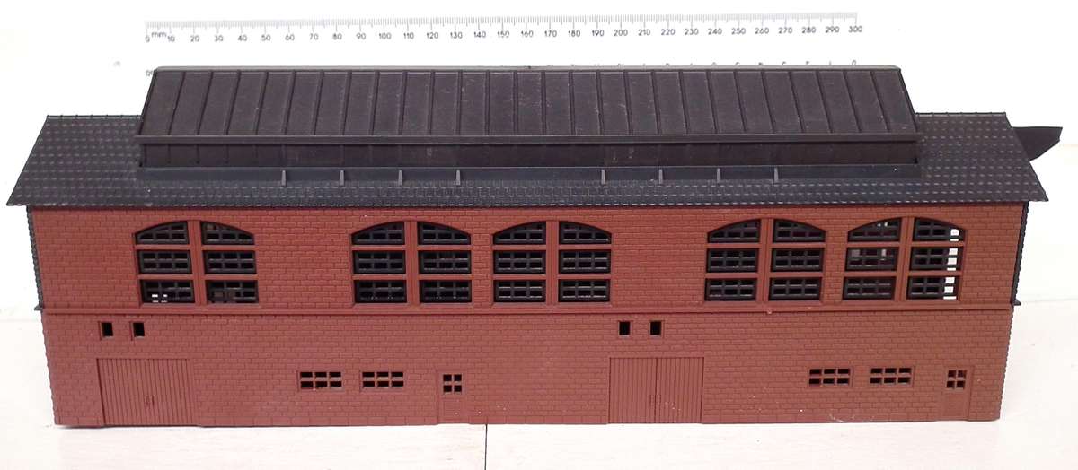 LIMA HO:  Plastic Engine Shed in Good Un-Boxed Condition.(Italy)