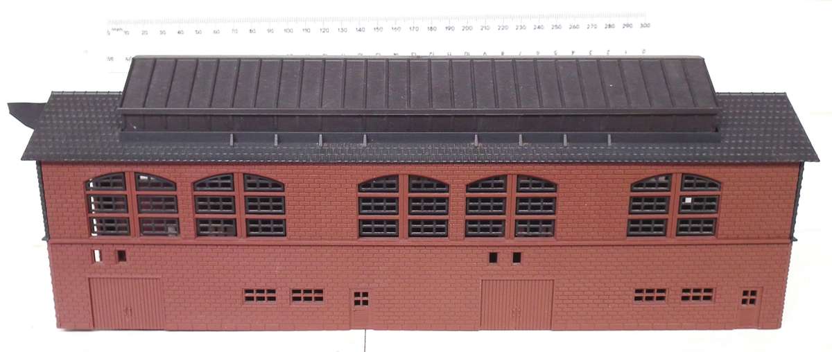 LIMA HO:  Plastic Engine Shed in Good Un-Boxed Condition.(Italy)