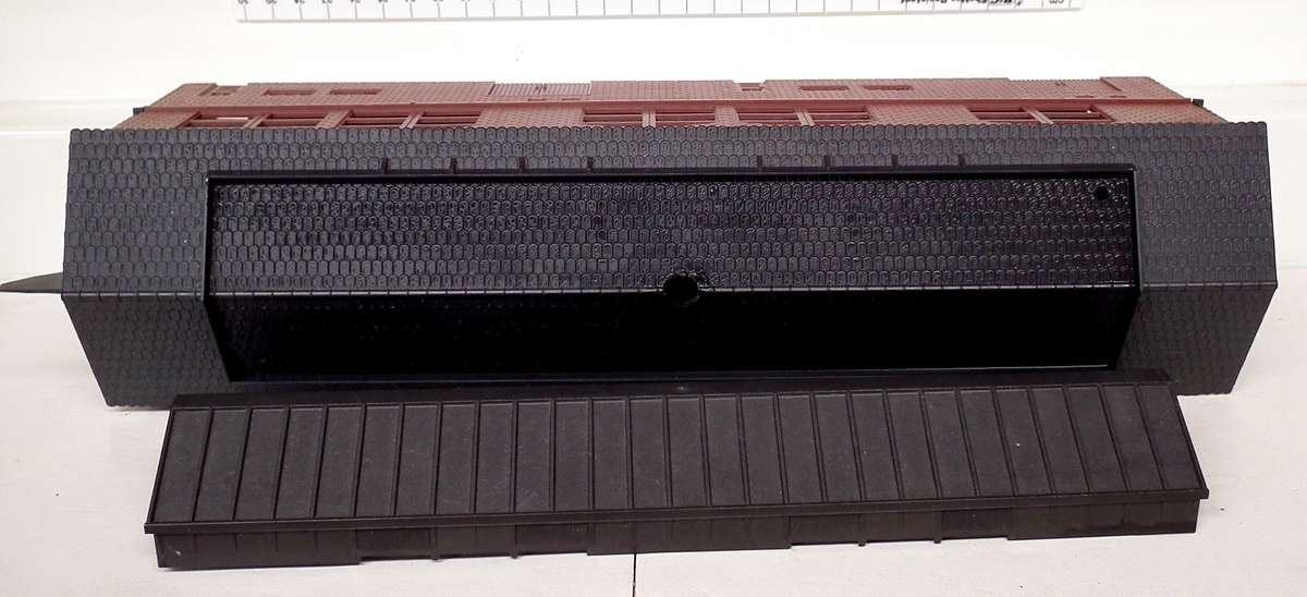 LIMA HO:  Plastic Engine Shed in Good Un-Boxed Condition.(Italy)