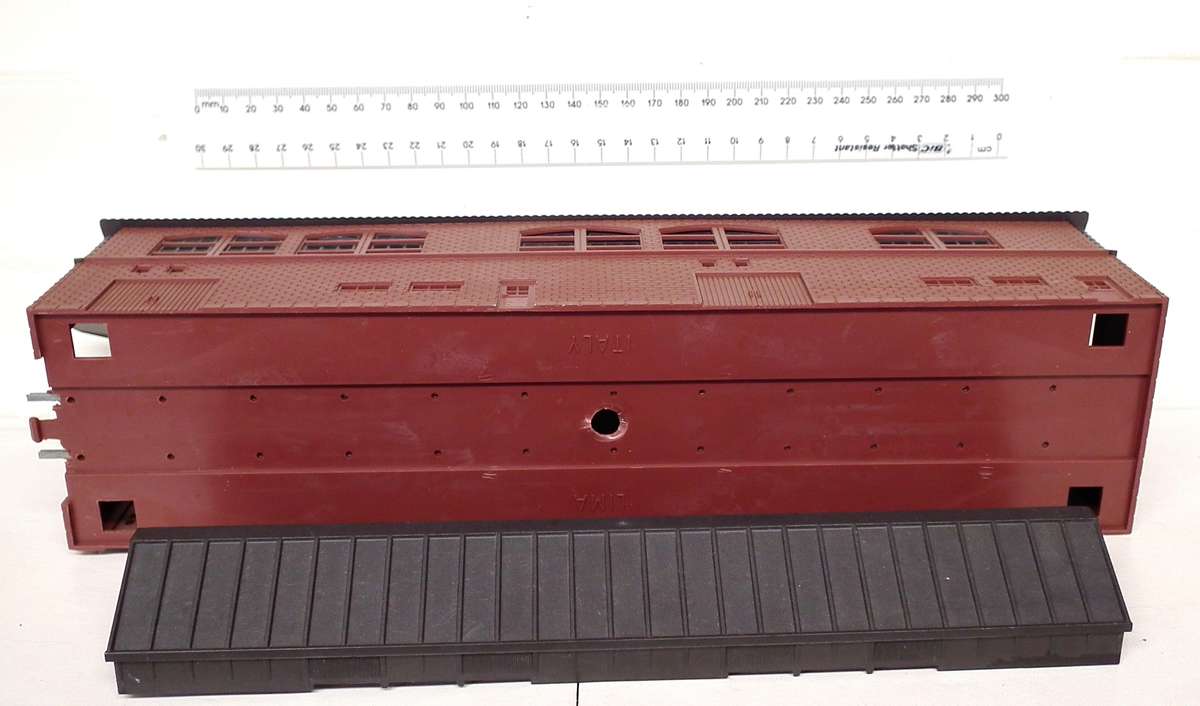 LIMA HO:  Plastic Engine Shed in Good Un-Boxed Condition.(Italy)