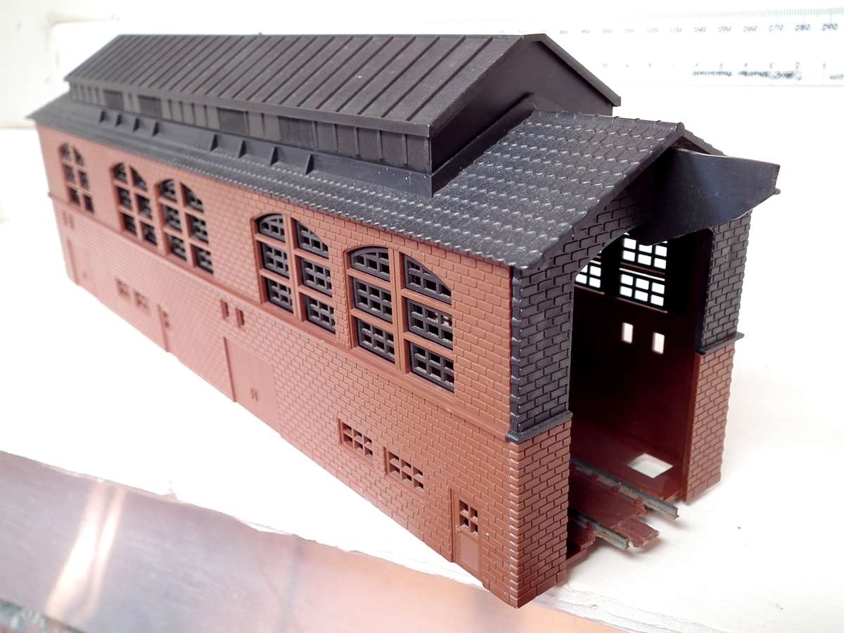 LIMA HO:  Plastic Engine Shed in Good Un-Boxed Condition.(Italy)