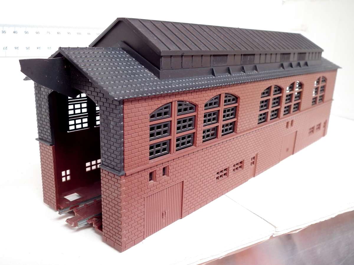 LIMA HO:  Plastic Engine Shed in Good Un-Boxed Condition.(Italy)