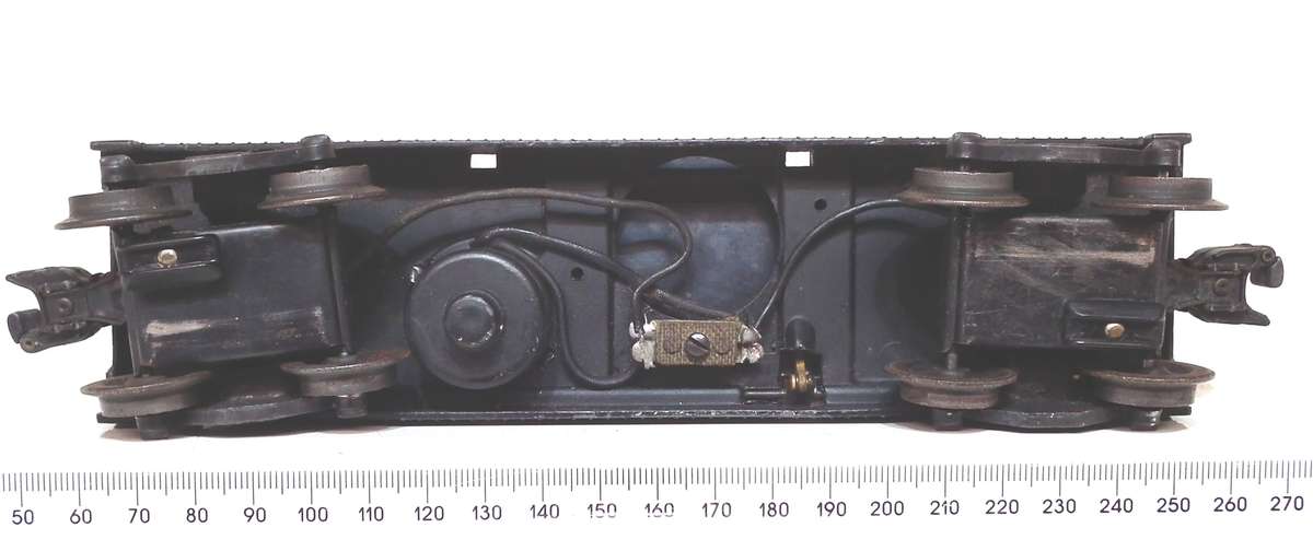 LIONEL O:  Vintage "LIONELLINES" Auto Unload Flat Bed Car in Fair Used, Un-Boxed condition(USA)